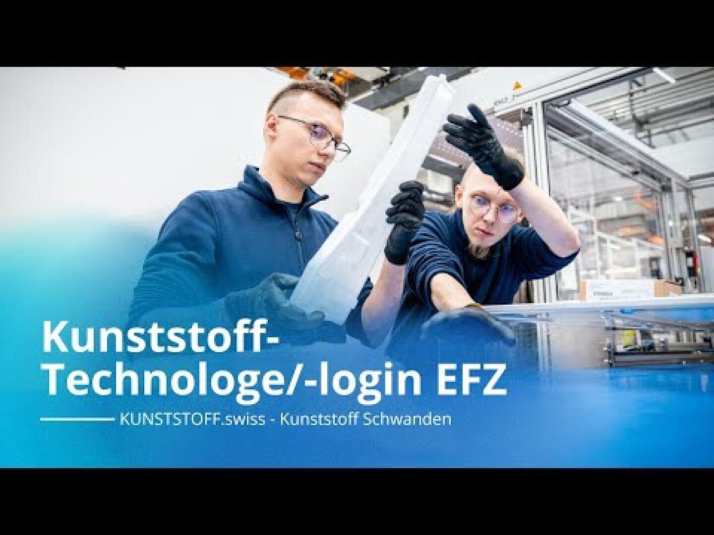 Zwei Personen in blauen Uniformen und schwarzen Handschuhen untersuchen in einer Industrieumgebung ein Kunststoffteil. Der Text lautet Kunststoff-Technologe/-login EFZ und erwähnt Kunststoff Schwanden.