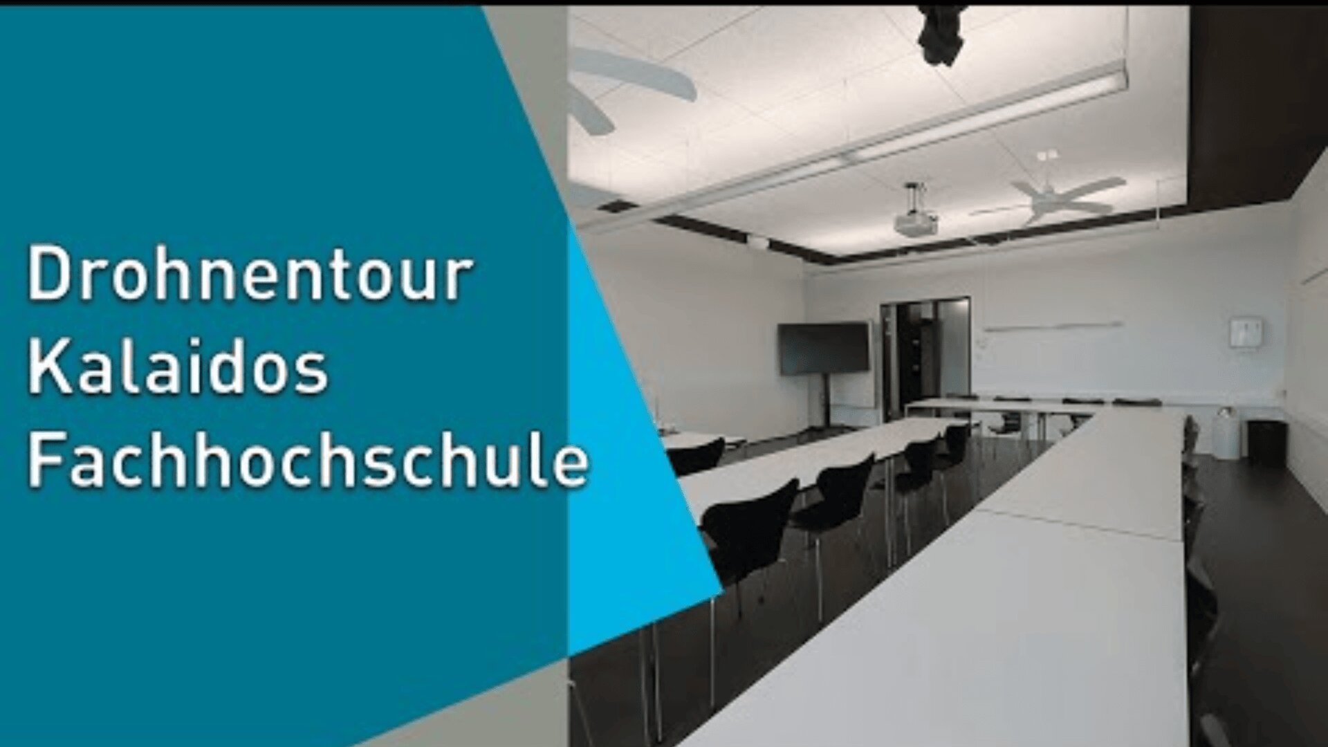 Modernes Klassenzimmer mit weissen Wänden, schwarzen Stühlen, Tischen, einem grossen Bildschirm und Deckenventilatoren; links blaue Überlagerung mit deutschem Text Drohnentour Kalaidos Fachhochschule.