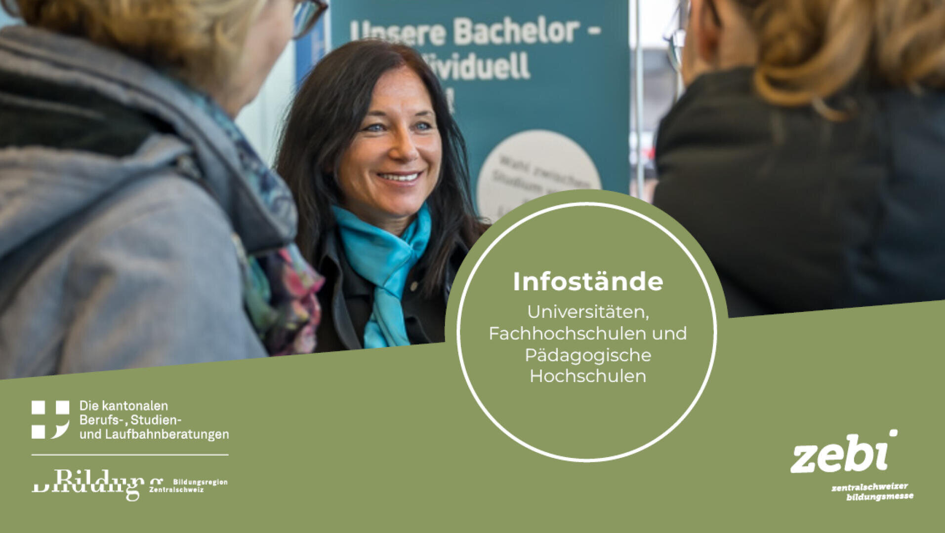 Eine Frau lächelt, während sie mit anderen an einem Informationsstand spricht. Der Stand wirbt für Universitäten, Fachhochschulen und Pädagogische Hochschulen. Im Vordergrund sind Informationstexte und Logos zu sehen.