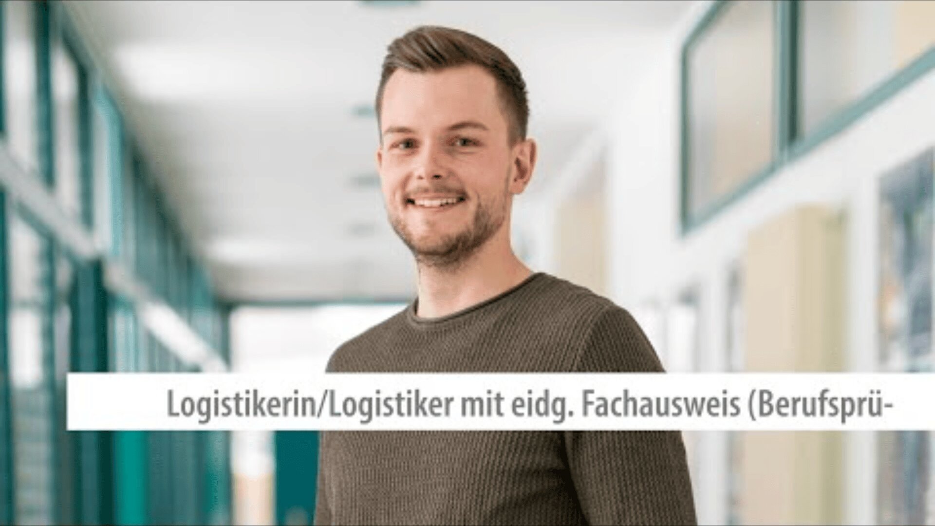 Ein lächelnder junger Mann in einem legeren Pullover steht in einem hellen Hausflur. Der überlagerte Text lautet: Logistikerin/Logistiker mit eidg. Fachausweis (Berufsprü-.