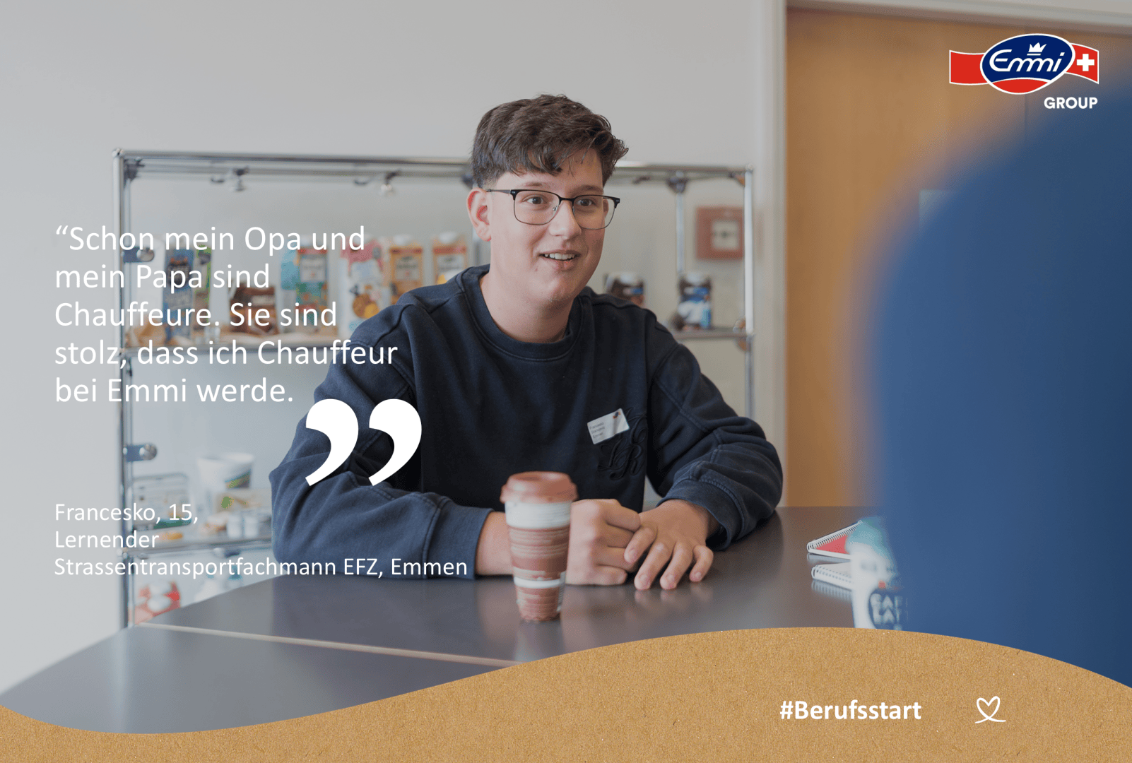 Ein junger Mann mit Brille sitzt an einem Tisch, lächelt und hält eine Kaffeetasse. Ein Zitat auf Deutsch sowie sein Name, sein Alter und sein Ausbildungsberuf werden angezeigt. In den Ecken erscheinen die Logos der Emmi Gruppe und von #Berufsstart.