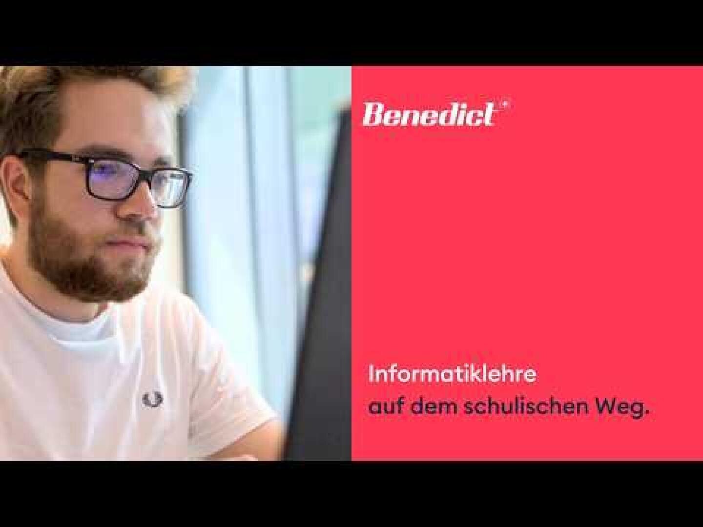 Ein junger Mann mit Brille und Bart arbeitet an einem Computer. Die rechte Seite des Bildes hat einen roten Hintergrund mit dem Text: Benedict Informatiklehre auf dem schulischen Weg.