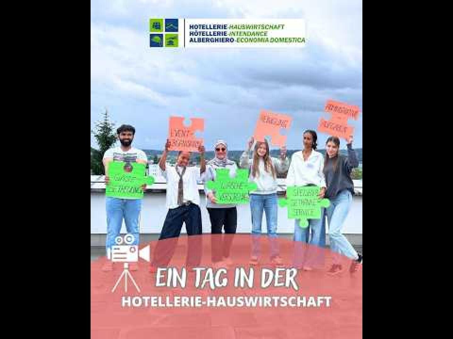 Sechs Personen stehen im Freien und halten bunte Schilder mit deutschem Text in der Hand. Über ihnen sind Logos und der Schriftzug „Hotellerie-Hauswirtschaft“ zu sehen. Der Text unten lautet: „Ein Tag in der Hotellerie-Hauswirtschaft“.