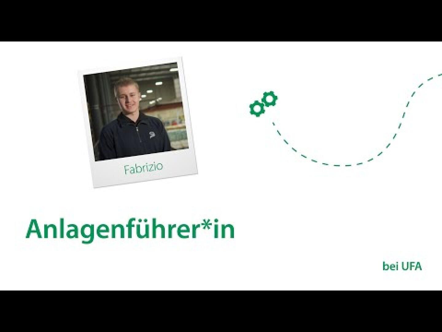 Ein Foto einer Person mit dem Namen "Fabrizio" ist über dem deutschen Wort "Anlagenführer*in" und dem Text "bei UFA" zu sehen. Auf weißem Hintergrund sind außerdem zwei grüne Zahnradsymbole und eine gepunktete Linie zu sehen.