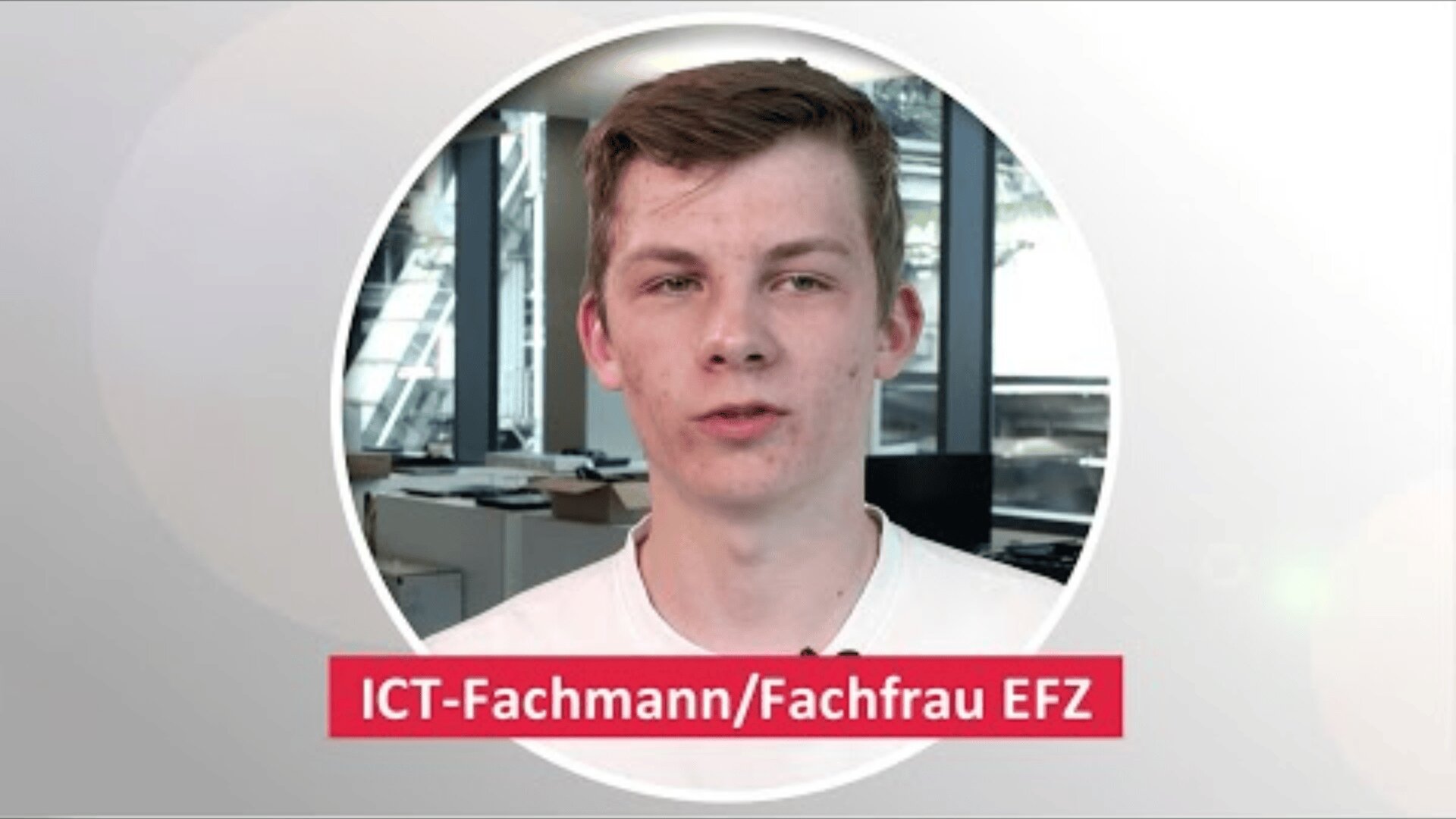 Eine junge Person mit kurzen Haaren ist in einem runden Rahmen mit Bürohintergrund abgebildet. Darunter steht auf einem roten Schild ICT-Fachmann/Fachfrau EFZ.