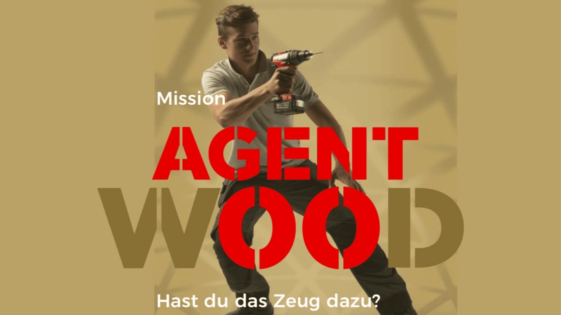 Ein Mann in Arbeitskleidung hält eine Bohrmaschine und lehnt sich mit ernster Miene vor. Der fettgedruckte Text lautet "Mission AGENT WOOD" und "Hast du das Zeug dazu?" auf einem beigen Hintergrund.
