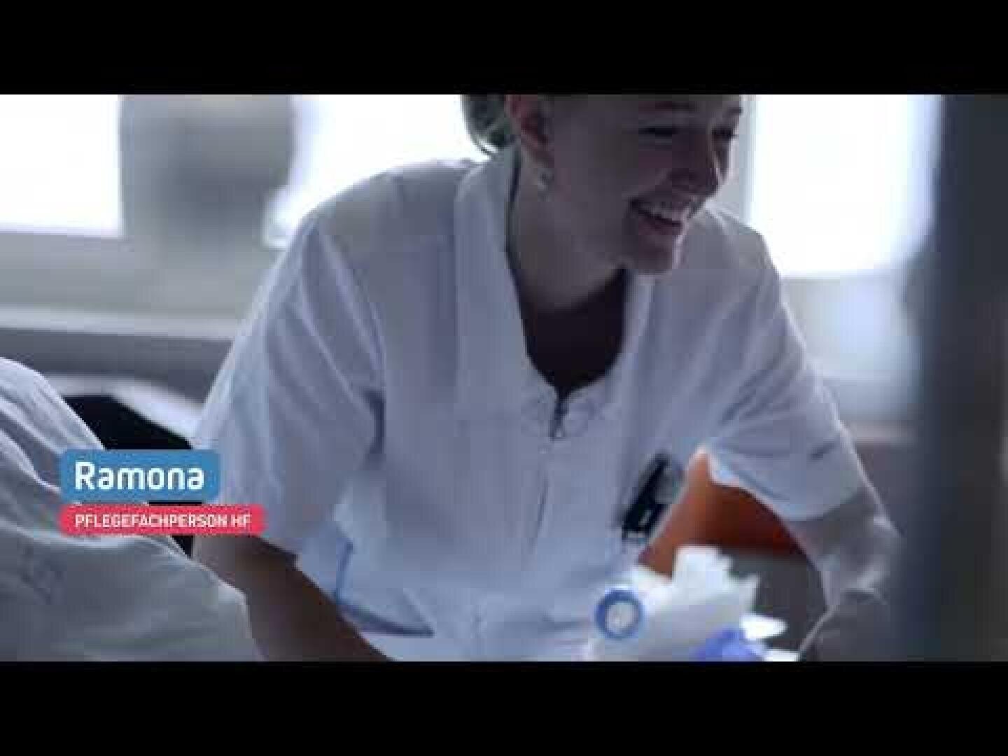 Eine Krankenschwester in weißer Uniform lächelt bei der Arbeit in einem Krankenhauszimmer. Auf dem Bild erscheinen der Name Ramona und der Titel Pflegefachperson HF.