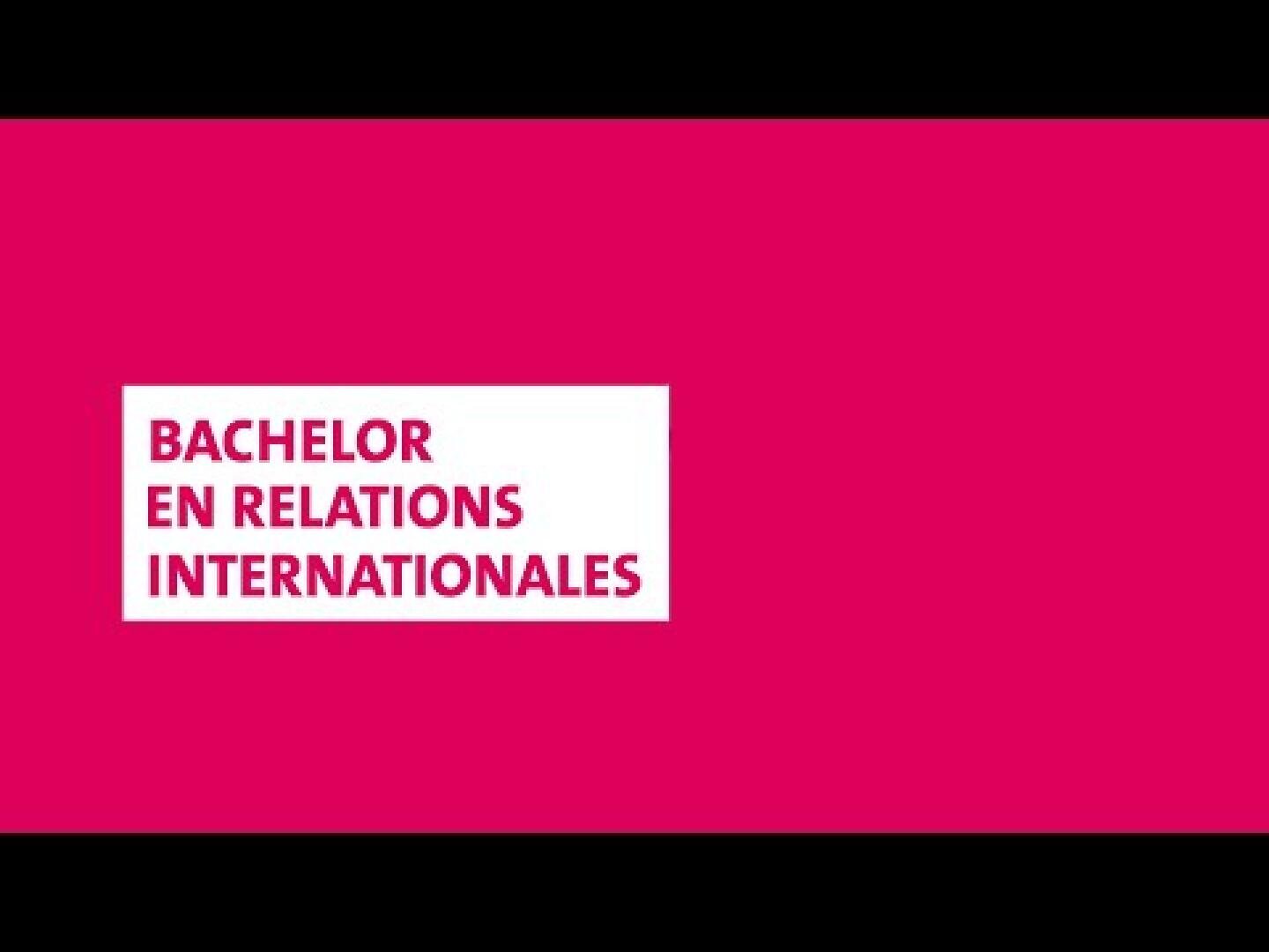 Ein magentafarbener Hintergrund mit einem weißen Rechteck, das den Text Bachelor en Relations Internationales in fetten rosa Buchstaben enthält.