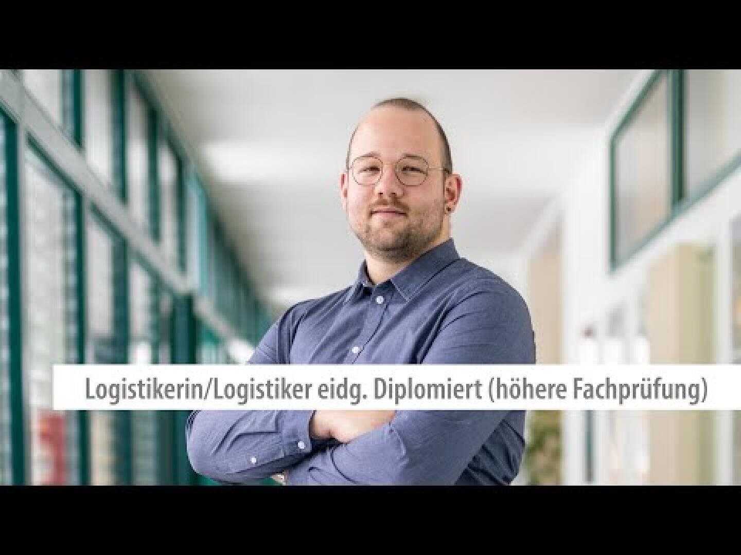 Eine selbstbewusste Person mit Brille und blauem Hemd steht mit verschränkten Armen in einem hellen Flur. Der überlagerte Text lautet: Logistikerin/Logistiker eidg. diplomiert (höhere Fachprüfung).