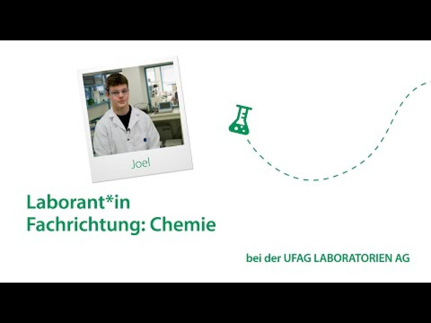 Ein junger Mensch in einem Laborkittel ist auf einem Foto mit der Aufschrift Joel zu sehen. Der Text lautet: Laborant*in Fachrichtung: Chemie und bei der UFAG LABORATORIEN AG mit einer Zeichnung eines Kolbens und einer gestrichelten Linie.
