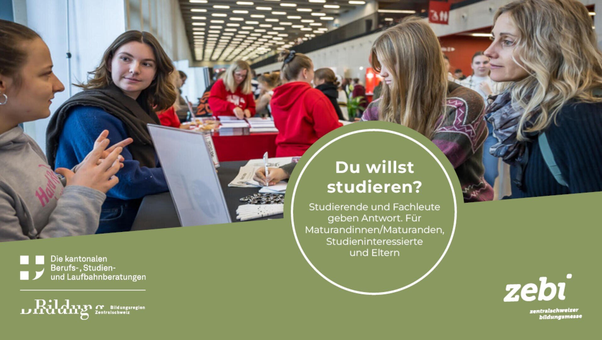 Eine Gruppe junger Menschen unterhält sich auf einer Bildungsmesse. Einige stehen in der Nähe eines Informationsstandes mit Flugblättern. Auf einem grünen Transparent steht: Du willst studieren? Studierende und Fachleute geben Antwort... mit Veranstaltungsdetails darunter.