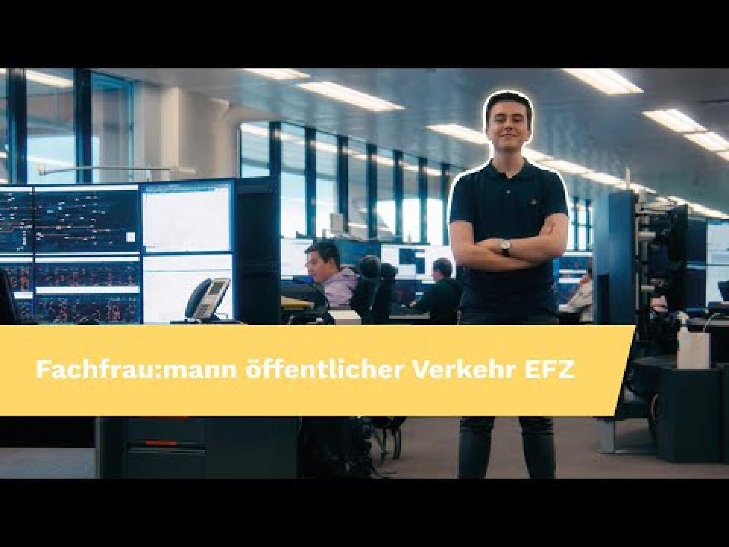 Eine Person steht selbstbewusst in einem Büro mit mehreren Computermonitoren, andere Personen arbeiten an Schreibtischen. Auf einem gelben Transparent steht Fachfrau:mann öffentlicher Verkehr EFZ.