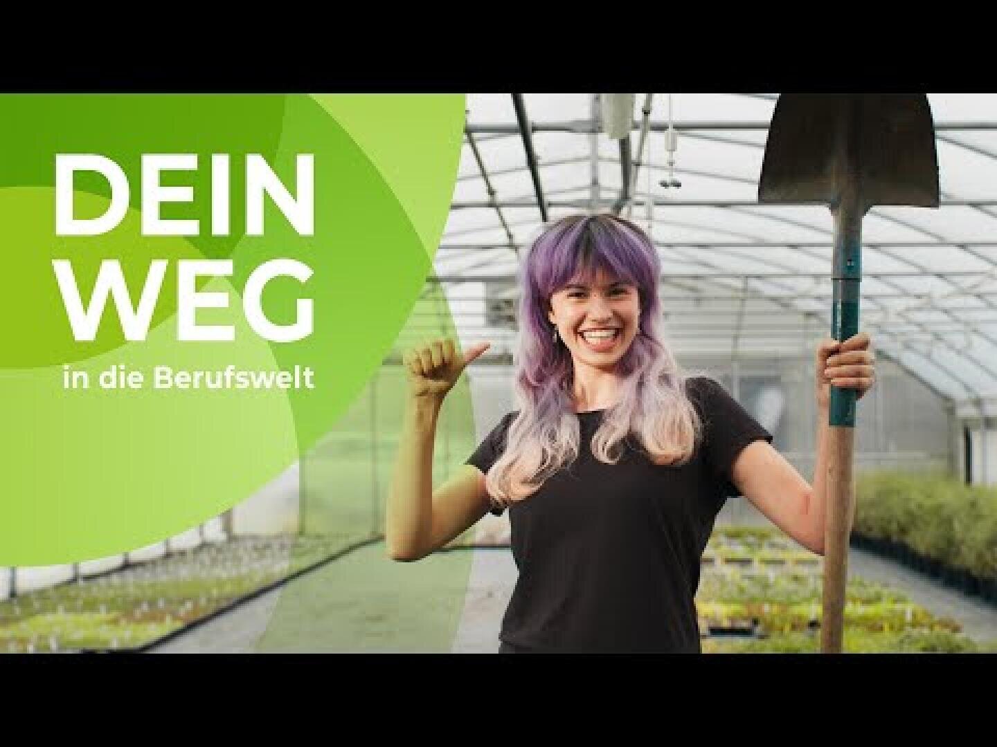 Eine lächelnde junge Frau mit lila Haaren hält eine Schaufel und zeigt auf sich selbst in einem Gewächshaus. Der Text auf der linken Seite lautet: "DEIN WEG in die Berufswelt", auf grünem Hintergrund.
