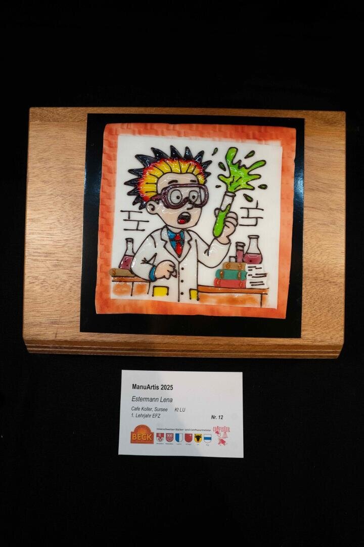 Eine farbenfrohe Illustration eines überraschten Wissenschaftlers, der in einem Labor eine grüne Flüssigkeit in der Hand hält; dargestellt auf einer Holztafel mit einer Beschriftung darunter.