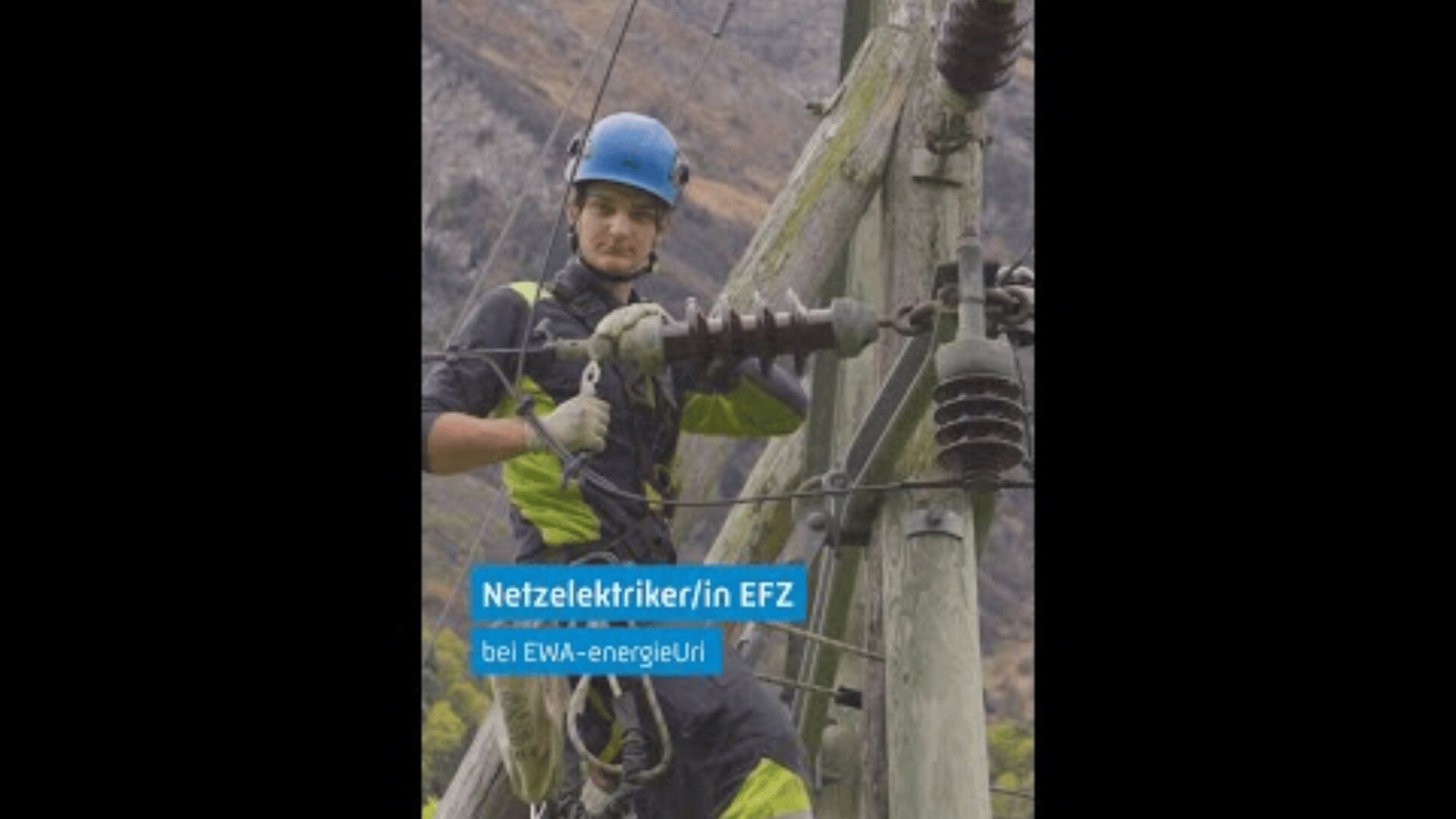 Ein Arbeiter in Schutzausrüstung und Helm repariert im Freien elektrische Leitungen an einem Strommast. Der Text lautet Netzelektriker/in EFZ bei EWA-energieUri. Im Hintergrund sind Berge zu sehen.