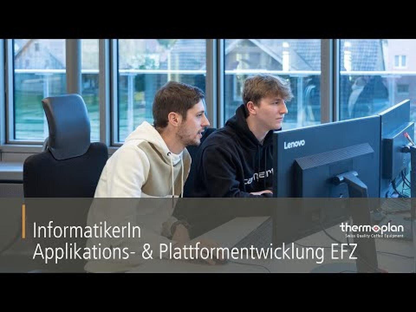 Zwei Personen arbeiten gemeinsam an einem Computer in einem Büro. Der Text lautet: „InformatikerIn für Anwendungs- und Plattformentwicklung EFZ“ und „thermoplan“. Im Hintergrund sind große Fenster zu sehen.
