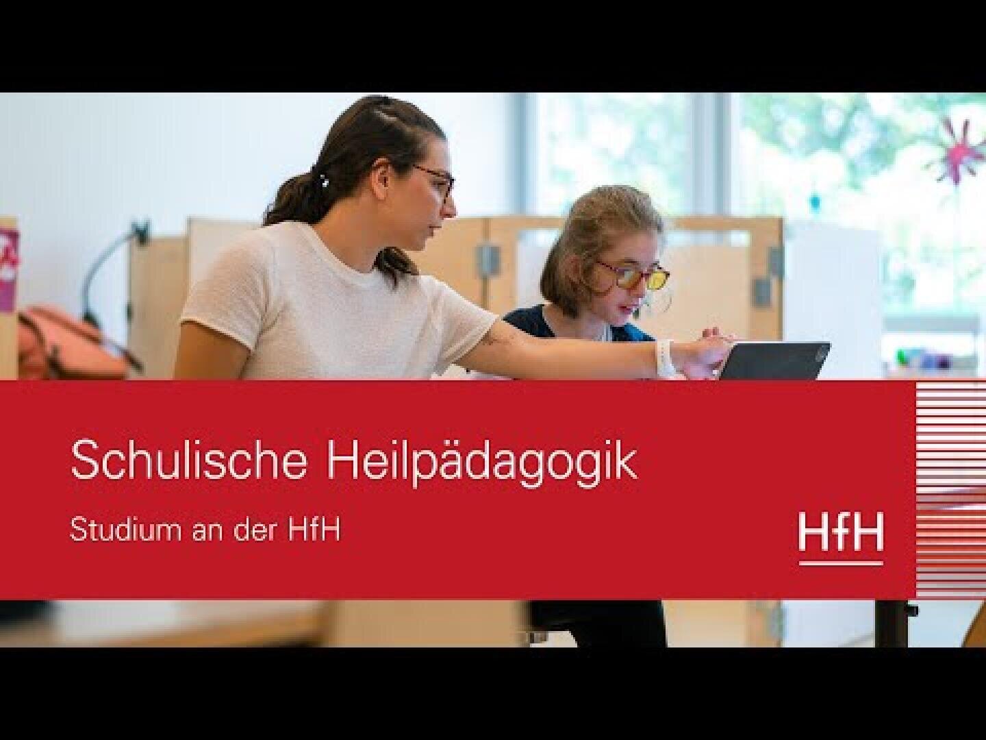 Zwei Personen, ein Erwachsener und ein Kind, arbeiten gemeinsam an einem Tisch mit einem Tablet. Auf einem roten Banner stehen die Aufschriften „Schulische Heilpädagogik“, „Studium an der HfH“ und „HfH“. Klassenzimmer mit hellem Hintergrund.