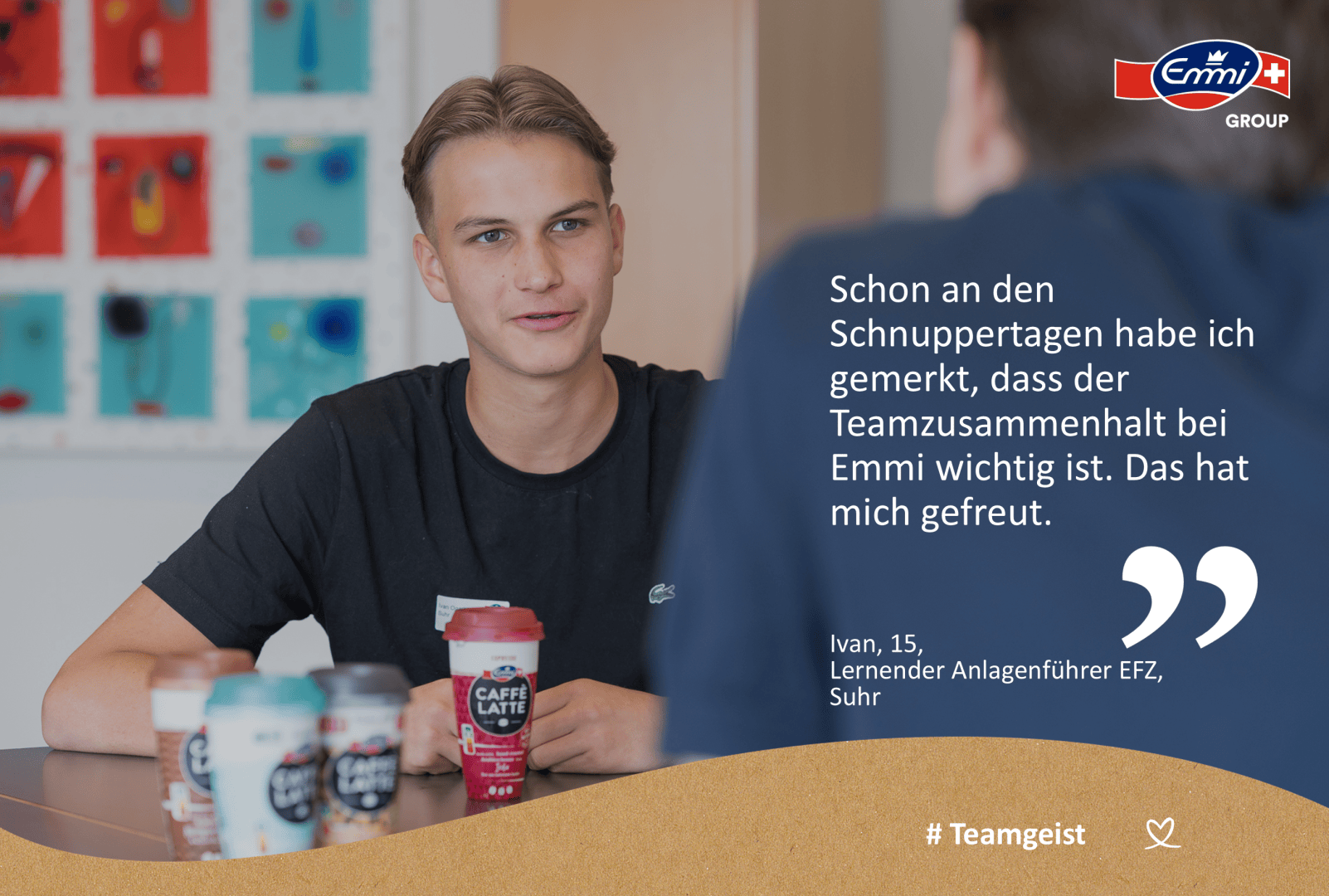 Ein Jugendlicher sitzt mit zwei Kaffeegetränken an einem Tisch und spricht mit einer anderen Person. Ein Zitat beschreibt seine positiven Erfahrungen mit der Teamarbeit bei Emmi. In der rechten oberen Ecke ist das Logo der Emmi Gruppe zu sehen.
