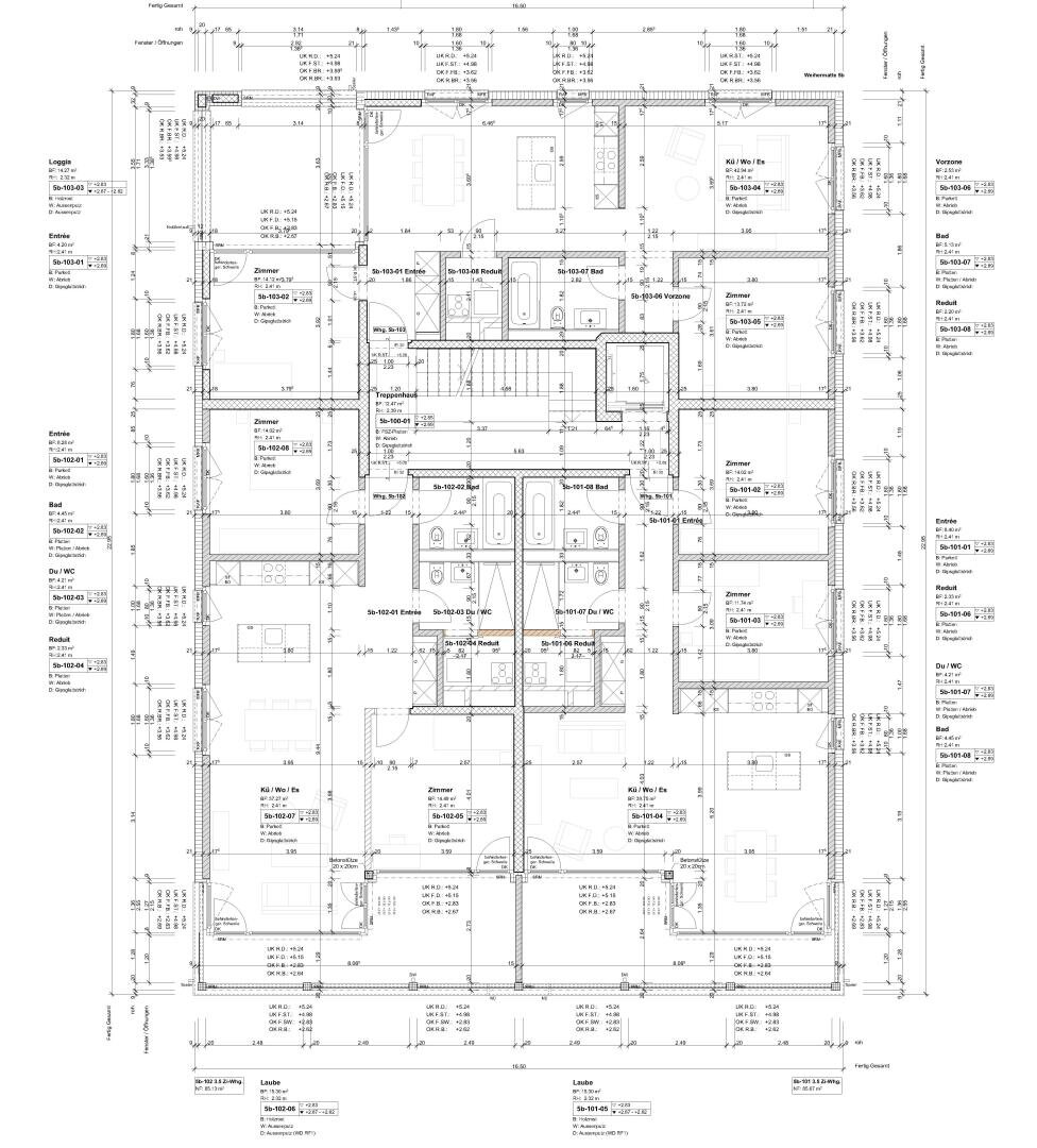 Architektonischer Grundriss eines Mehrfamilienhauses mit detaillierten Grundrissen von Räumen, Wänden, Türen, Fenstern und Maßen für jede Wohnung; Anmerkungen und Maße sind auf der gesamten Zeichnung beschriftet.