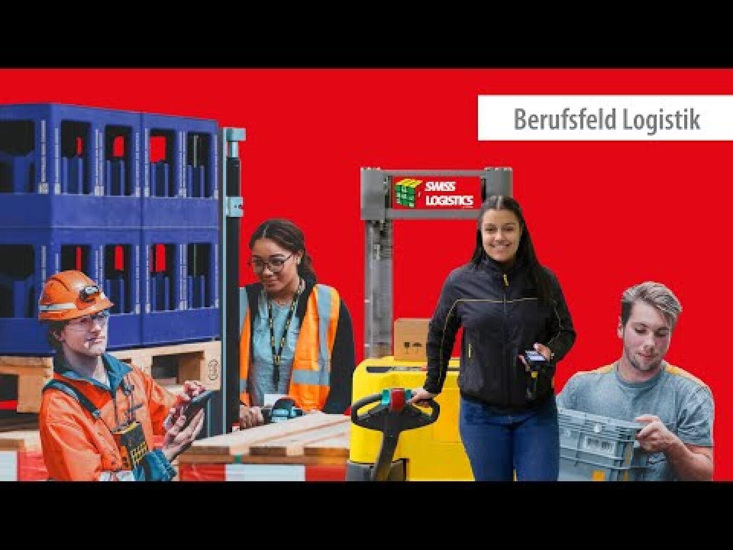 Vier Personen arbeiten mit Paletten und Behältern vor einem roten Hintergrund. Einer trägt eine Schutzausrüstung, zwei tragen Sicherheitswesten, und einer hält einen Lagerbehälter. Auf einem Schild steht "Berufsfeld Logistik".