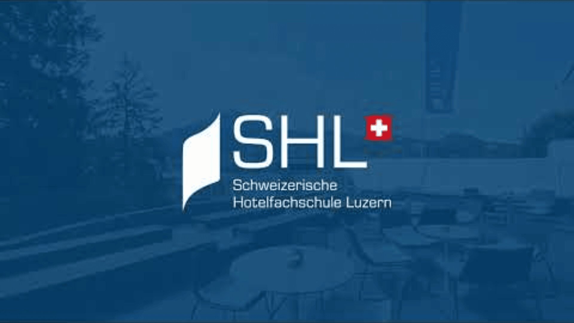Logo der SHL Schweizerische Hotelfachschule Luzern auf einem blau getönten Hintergrund einer Terrasse mit Tischen, Stühlen und Bäumen.