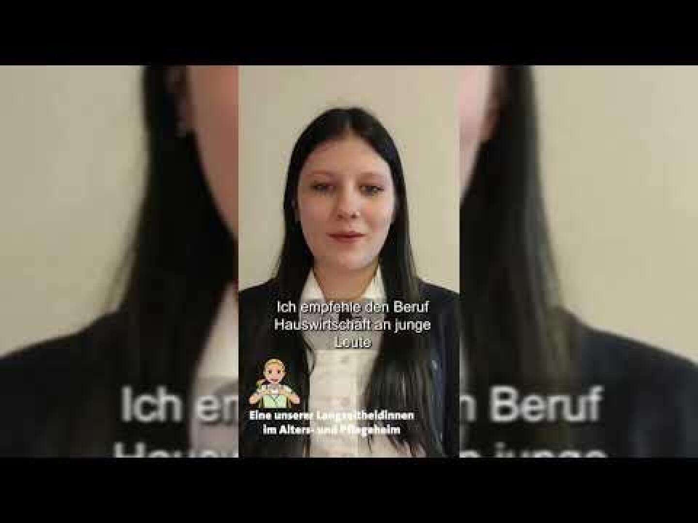 Eine Frau mit langen dunklen Haaren und einem schwarzen Blazer spricht vor einem schlichten Hintergrund. Der deutsche Text auf dem Bild lautet: Ich empfehle den Beruf Hauswirtschaft an junge Leute. Eine illustrierte Figur und zusätzlicher Text befinden sich am unteren Rand.