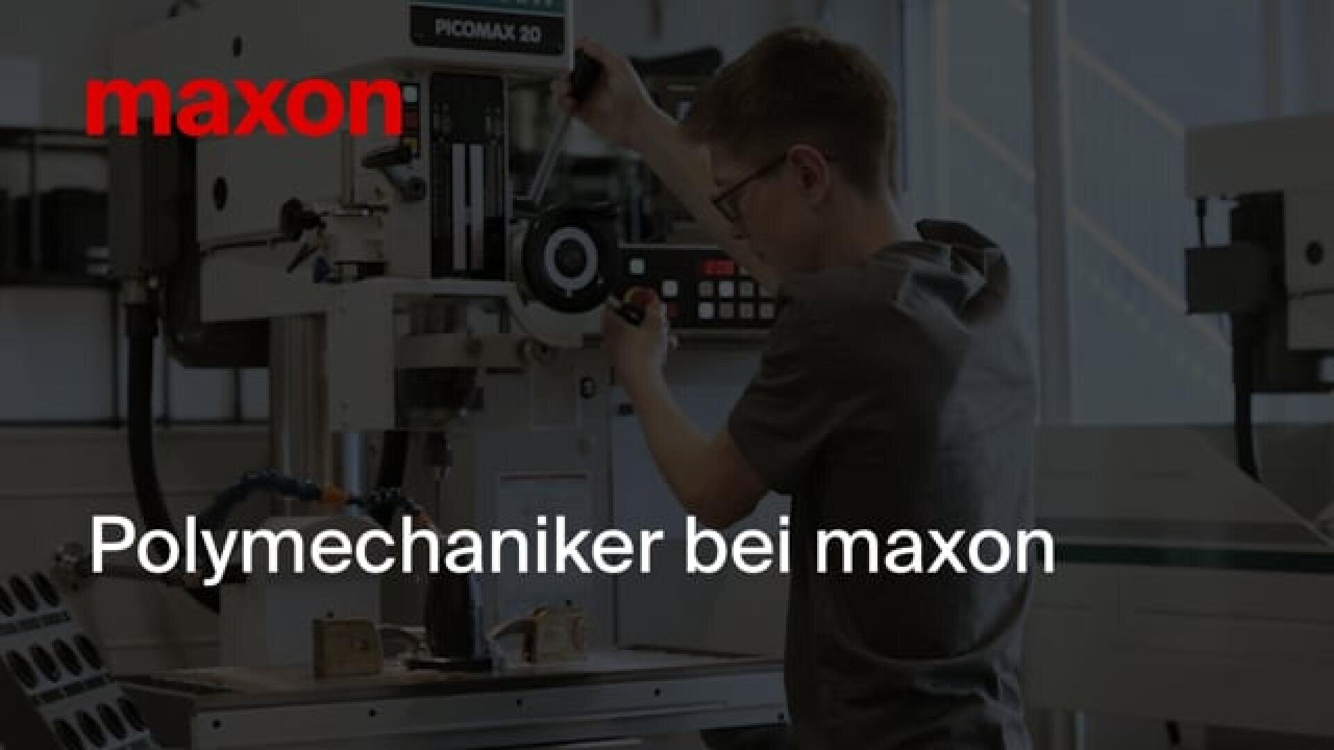 Eine Person, die bei maxon eine Picomax 20-Fräsmaschine bedient.