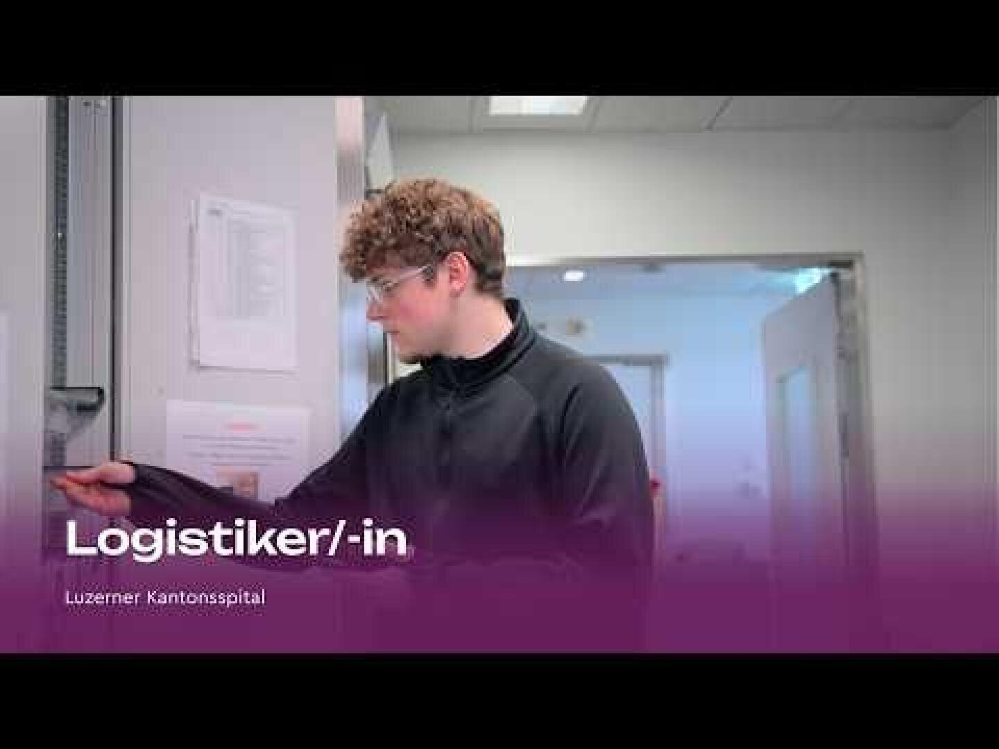 Eine Person mit lockigem Haar und Brille arbeitet in einem Lagerraum und sieht sich die Einträge auf einem Klemmbrett an. Der Text auf dem Bild lautet: Logistiker/-in Luzerner Kantonsspital..