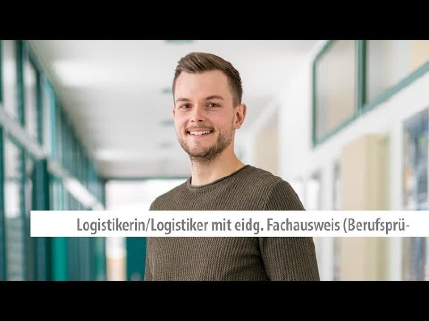 Ein lächelnder junger Mann steht in einem hell erleuchteten Hausflur. Über dem Bild steht ein deutscher Text: Logistikerin/Logistiker mit eidg. Fachausweis (Berufsprü-. Der Hintergrund ist unscharf, Fenster und Türen sind sichtbar.