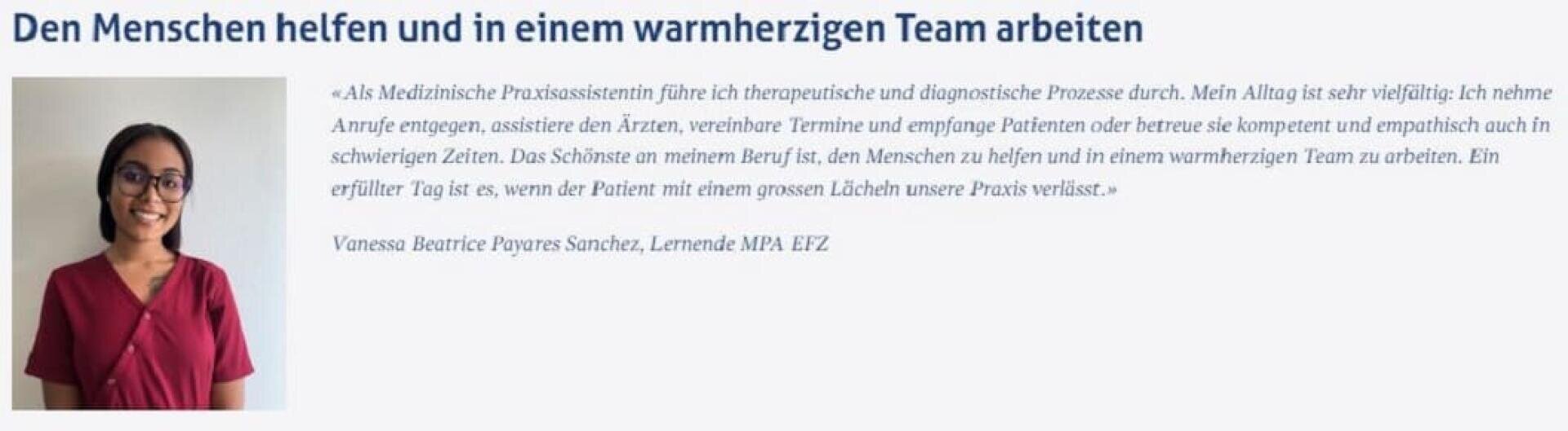 Eine junge Frau mit Brille und schulterlangem Haar lächelt in die Kamera, während sie vor einer schlichten, hellen Wand steht. Auf der rechten Seite erscheint ein Text über ihre Arbeit als medizinische Assistentin.