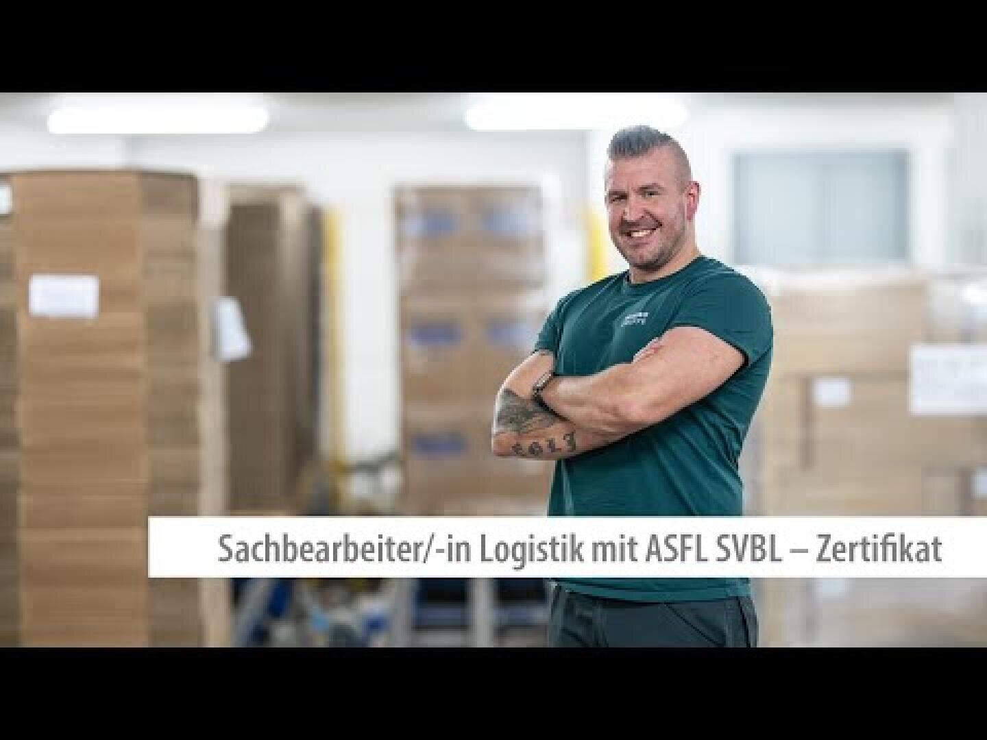 Ein lächelnder Mann mit Tätowierungen, der ein grünes Hemd trägt, steht mit verschränkten Armen in einem Lagerhaus mit gestapelten Kisten. Der Text lautet: Sachbearbeiter/-in Logistik mit ASFL SVBL - Zertifikat.