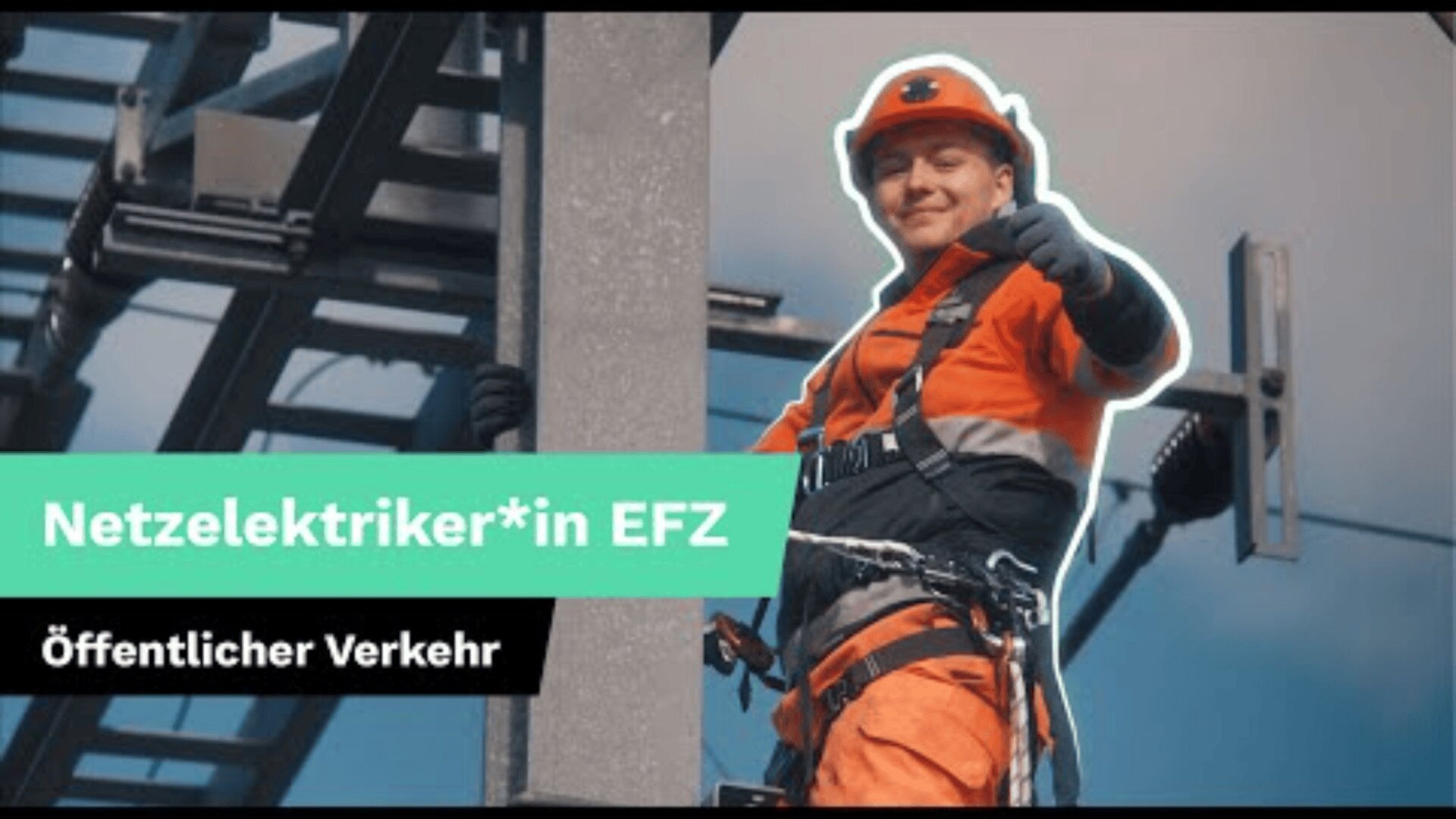 Ein lächelnder Elektriker mit orangefarbener Schutzausrüstung und Helm zeigt den Daumen nach oben, während er im Freien an der elektrischen Infrastruktur arbeitet. Der Text lautet Netzelektriker*in EFZ Öffentlicher Verkehr.