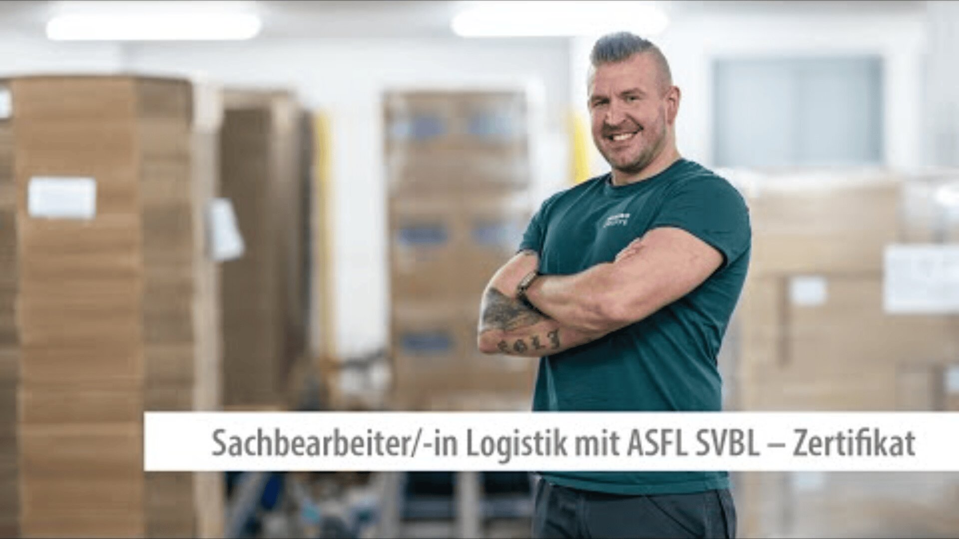 Ein Mann in einem blaugrünen Hemd steht lächelnd mit verschränkten Armen in einer Lagerhalle. Stapel von Pappkartons sind im Hintergrund verschwommen. Auf einem Textbanner steht: Sachbearbeiter/-in Logistik mit ASFL SVBL - Zertifikat.