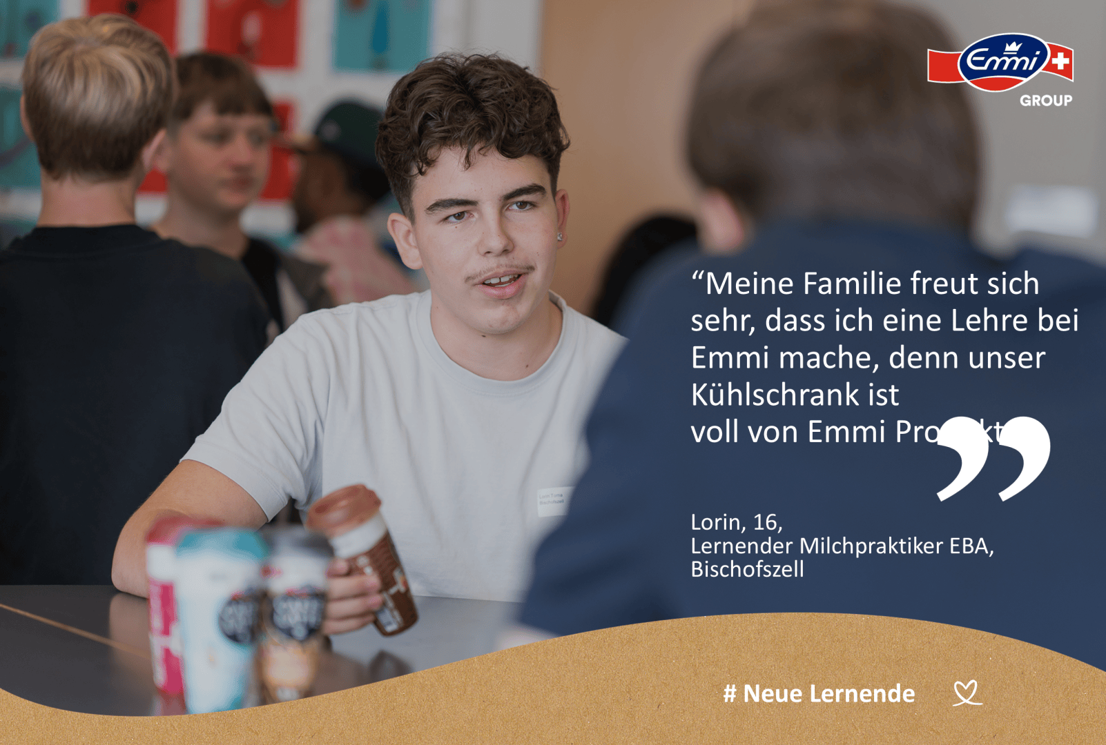 Ein Jugendlicher sitzt an einem Tisch mit einem Trinkbecher in der Hand und unterhält sich in einer lockeren Atmosphäre mit anderen. Der eingeblendete Text zitiert ihn, dass seine Familie froh ist, dass er eine Ausbildung bei Emmi macht. Die Logos der Emmi Gruppe und #NeueLernende sind zu sehen.