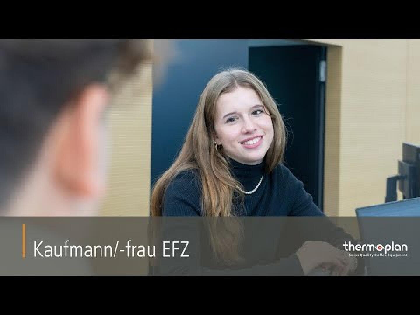 Eine junge Frau mit langen braunen Haaren sitzt an einem Tisch in einem Raum und lächelt. Der Text lautet: „Kaufmann/-frau EFZ“ und „thermoplan Swiss Quality Coffee Equipment“.