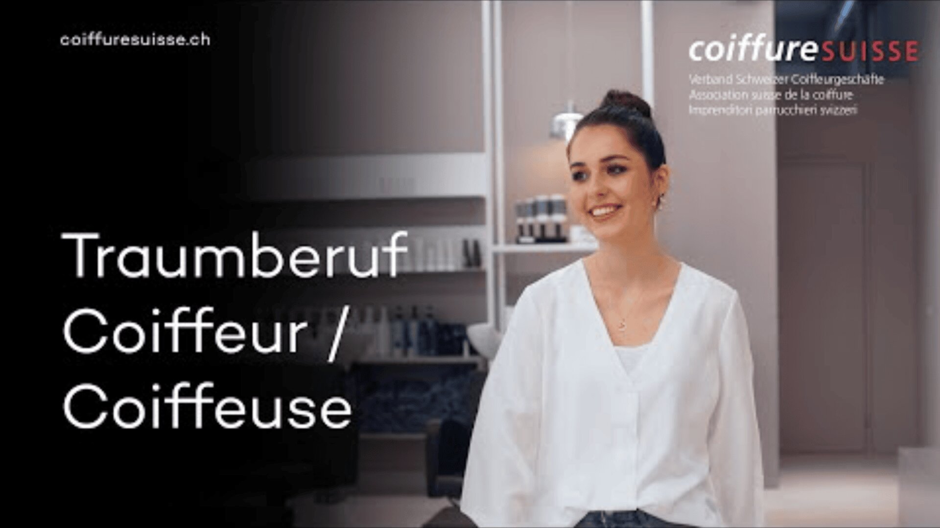 Eine lächelnde junge Frau mit dunklem Haar in einem Dutt steht in einem modernen Friseursalon. Der Text auf dem Bild lautet: Traumberuf Coiffeur / Coiffeuse und coiffuresuisse.ch mit Logos im Hintergrund.