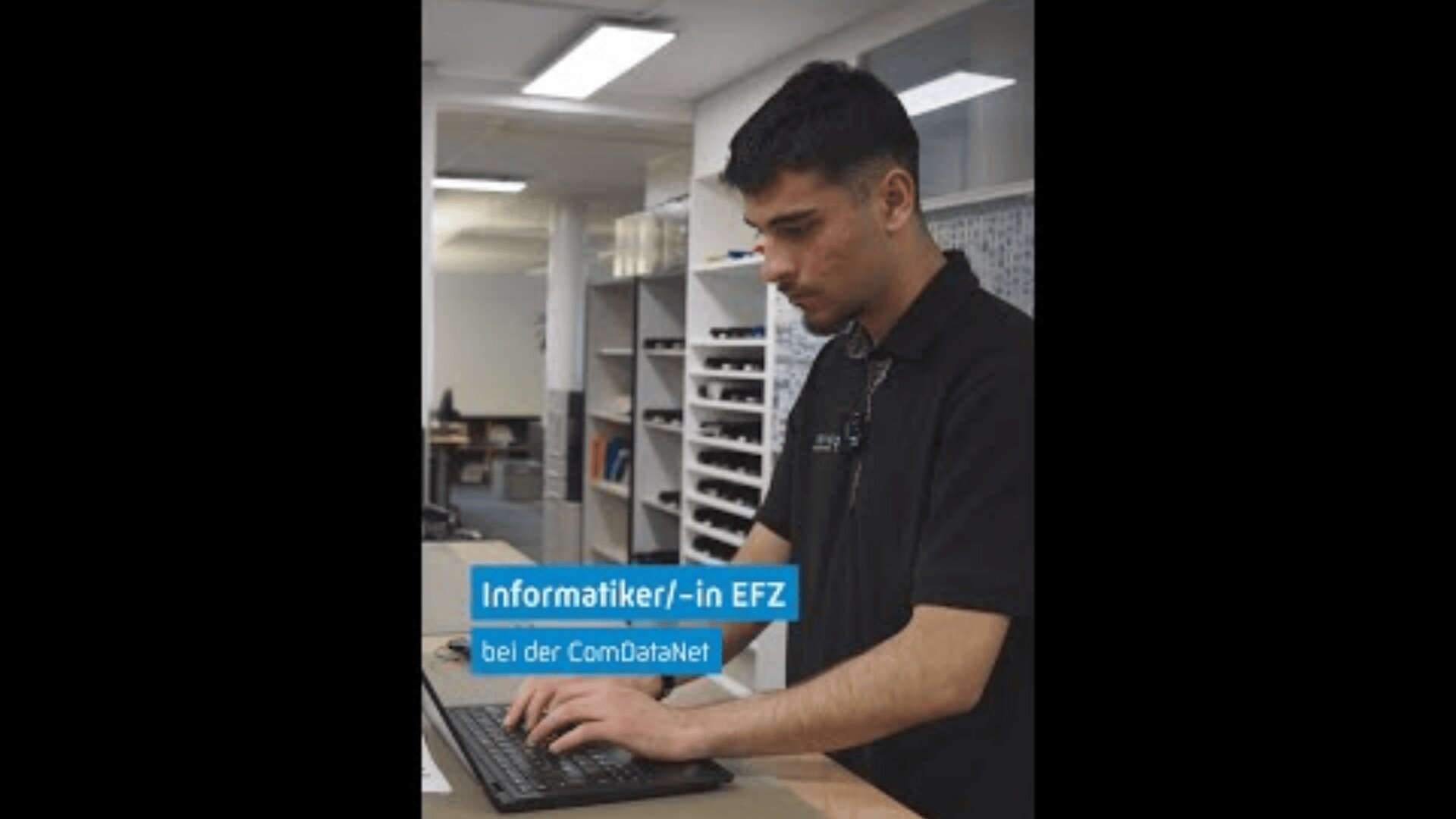 Ein junger Mann steht an einem Schreibtisch und tippt auf einer Tastatur in einer Büroumgebung. Der Text auf dem Bild lautet: Informatiker/-in EFZ bei der ComDataNet. Im Hintergrund sind Regale und Büromaschinen zu sehen.