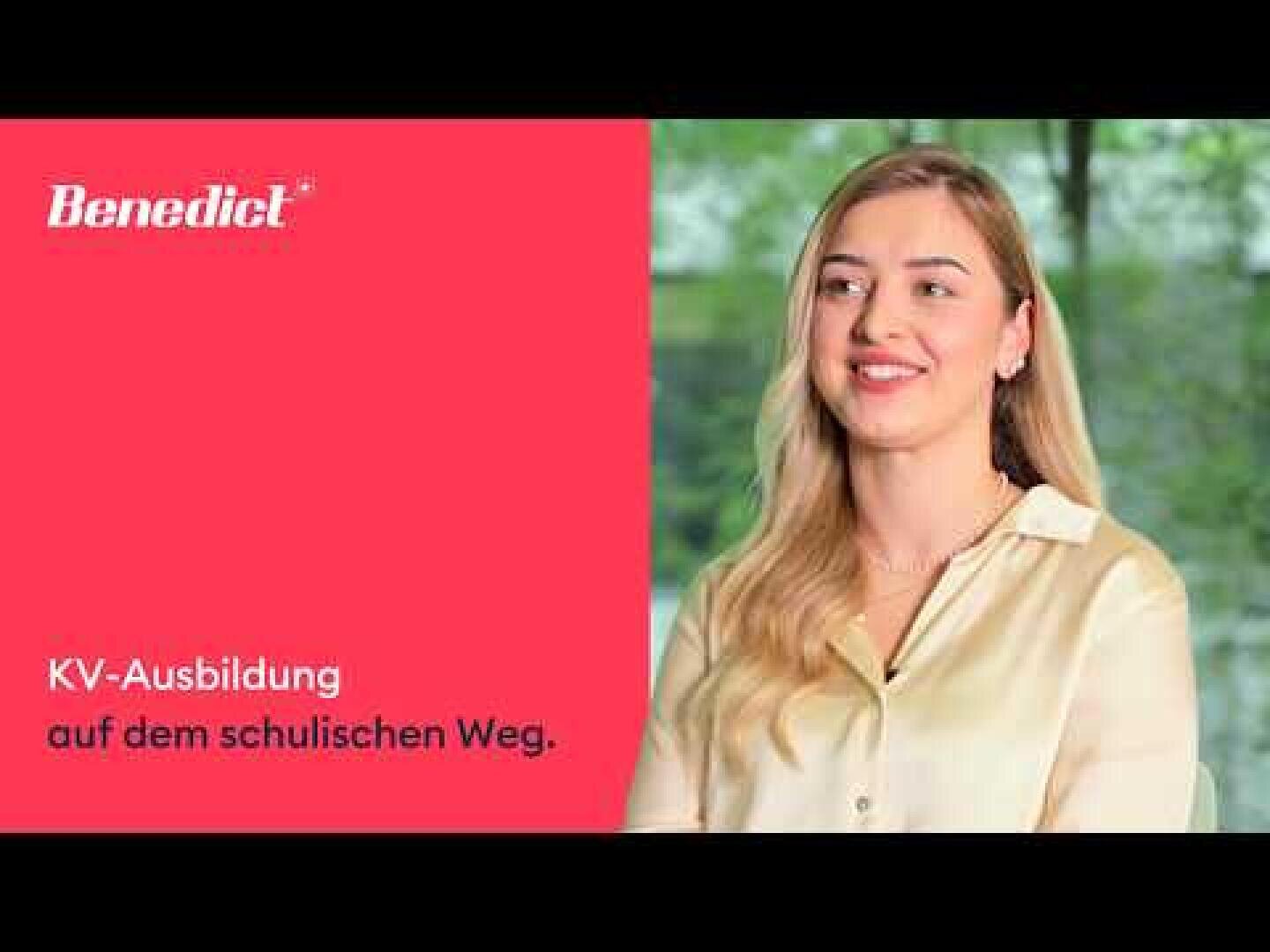 Eine junge Frau mit langen blonden Haaren lächelt, während sie in einem Haus sitzt. Auf der linken Seite steht auf rotem Hintergrund der Text Benedikt und KV-Ausbildung auf dem schulischen Weg. Hinter ihr sind durch ein Fenster Bäume zu sehen.