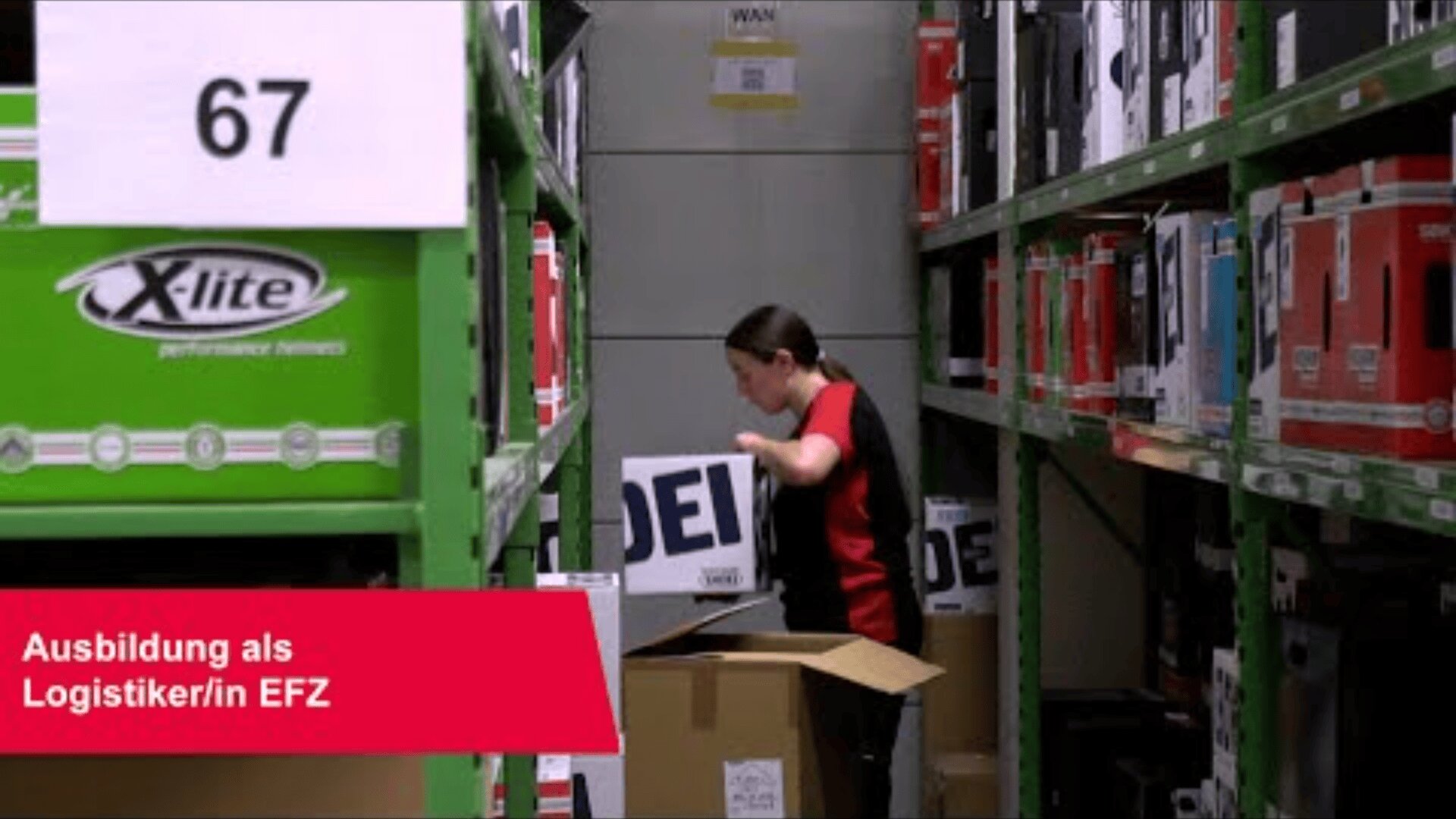 Eine Person in einem rot-schwarzen Hemd packt Kartons in einem mit Warenregalen gesäumten Lagergang. Links unten steht ein Schild mit der Aufschrift "Ausbildung als Logistiker/in EFZ".