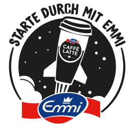 Eine Kaffeetasse mit der Aufschrift „Emmi Caffè Latte“ schießt wie eine Rakete vor einem stilisierten Mond und Sternen in die Höhe. Darüber steht „Starte durch mit Emmi“, unten ist das Emmi-Logo zu sehen.