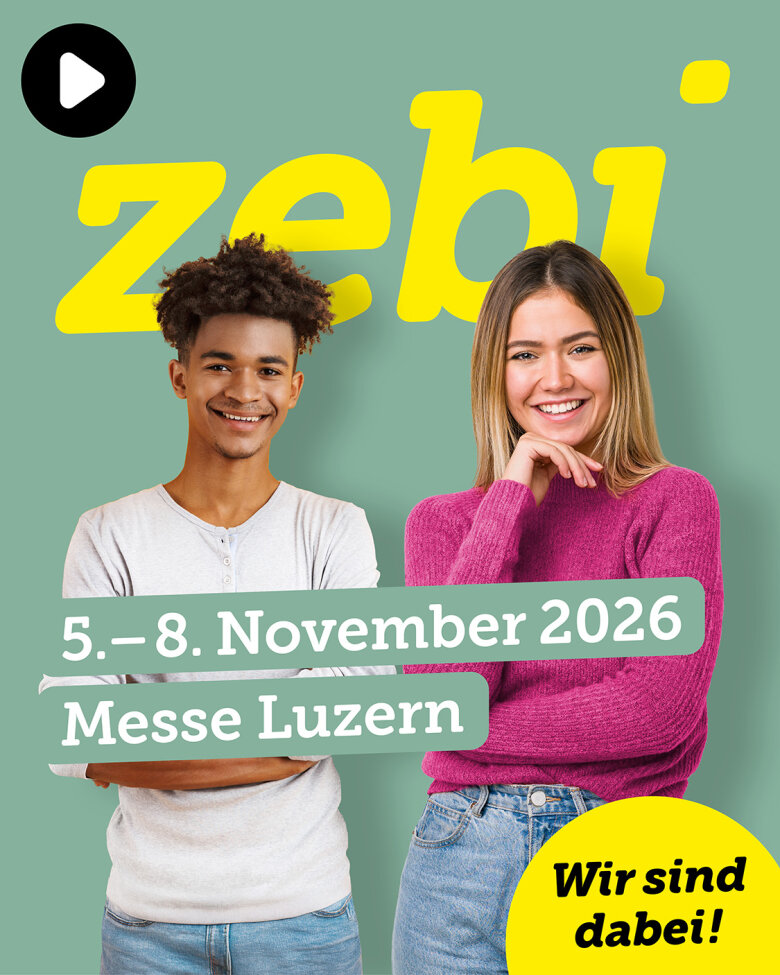 Zwei lächelnde junge Menschen stehen vor einem grünen Hintergrund mit der gelben Aufschrift „zebi“. Der Einblendtext lautet „5.–8. November 2026 Messe Luzern“, und in einer gelben Sprechblase steht „Wir sind dabei!“.