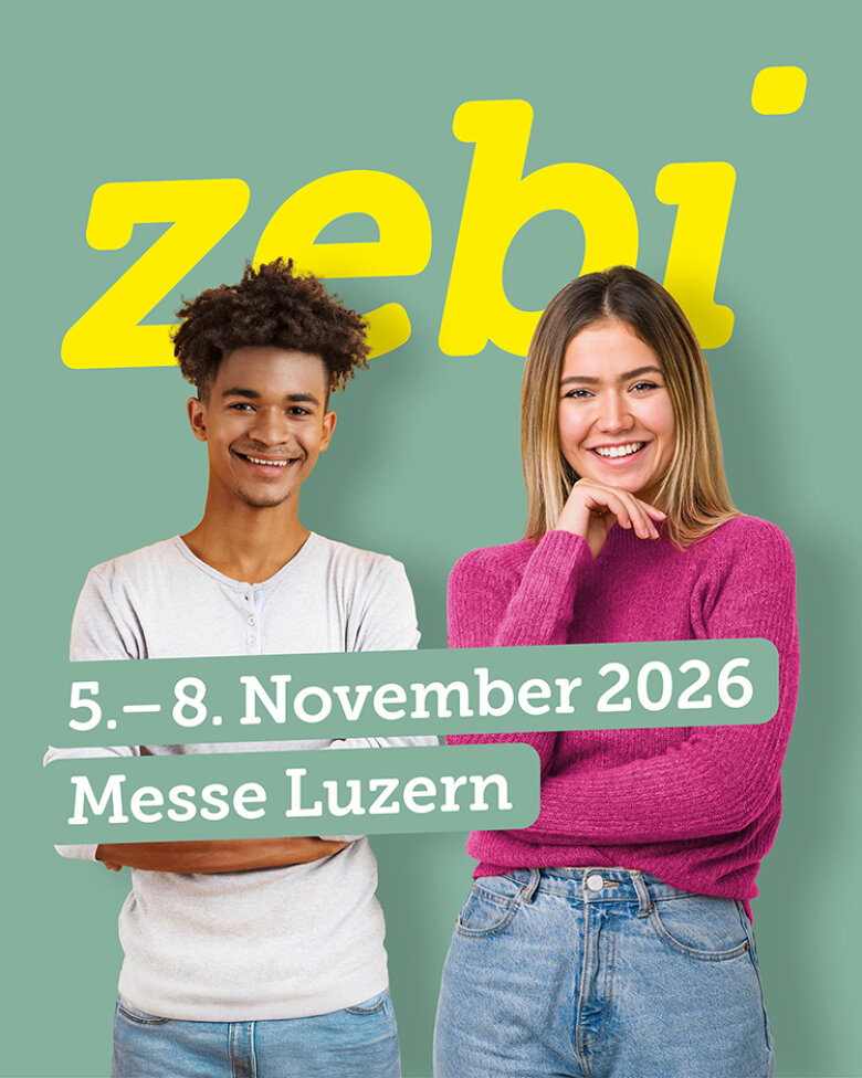 Zwei lächelnde junge Erwachsene stehen vor einem grünen Hintergrund, über ihnen steht in gelber Schrift „zebi“ und über ihrer Körpermitte ist in weißer Schrift „5.–8. November 2026 Messe Luzern“ zu lesen.