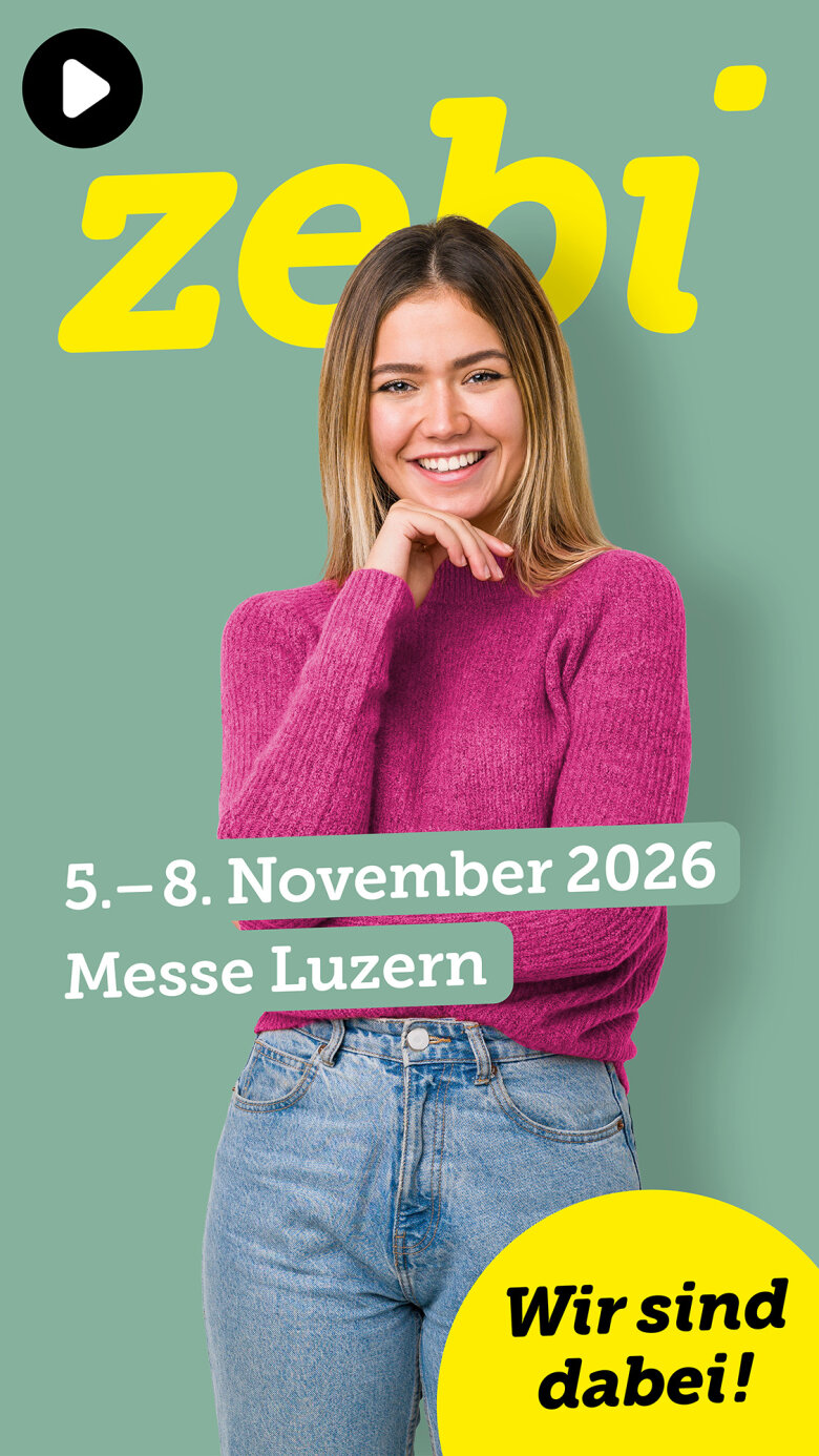 Eine lächelnde Frau in einem rosa Pullover steht da und stützt das Kinn mit der Hand. Auf grünem Hintergrund steht der Text „zebi, 5.–8. November 2026 Messe Luzern“ sowie „Wir sind dabei!“.