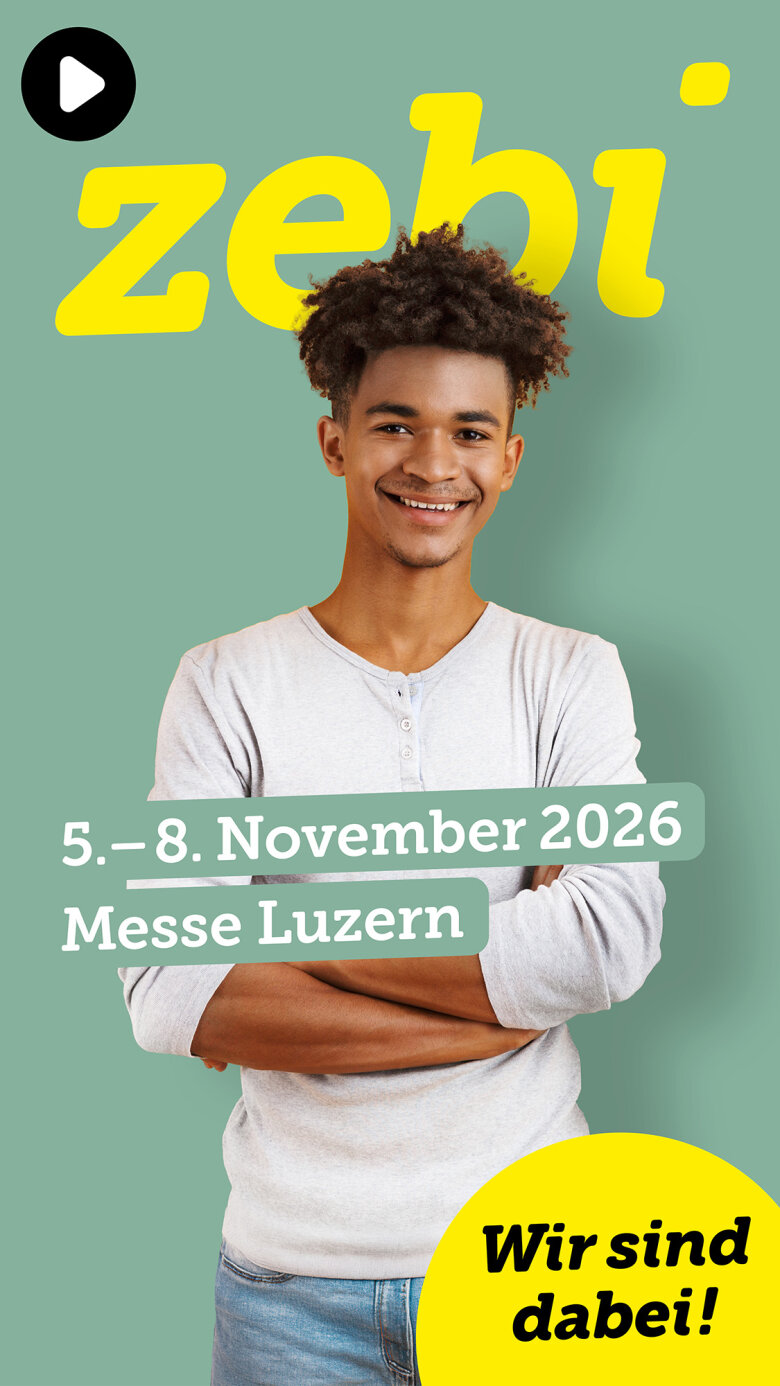 Ein junger Mensch mit lockigem Haar lächelt und steht mit verschränkten Armen da. Auf grünem Hintergrund steht der Text „zebi, 5.–8. November 2026 Messe Luzern“ sowie „Wir sind dabei!“.